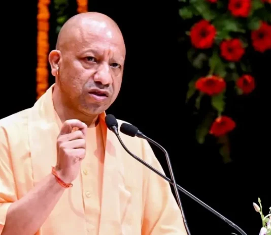 धन के निमित्त धर्म नहीं त्यागूंगा, छिड़ गया युद्ध तो बम-गोले भी दागूंगा: सीएम योगी