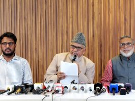 जमाअत-ए-इस्लामी हिंद ने सरकार से बातचीत की अपील की, SIR और इबादतगाहों से जुड़े मामलों पर उठाए सवाल नई दिल्ली में जमाअत-ए-इस्लामी हिंद की प्रेस कॉन्फ्रेंस का प्रतीकात्मक दृश्य