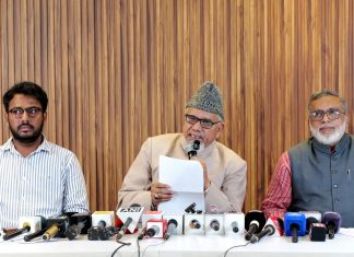 जमाअत-ए-इस्लामी हिंद ने सरकार से बातचीत की अपील की, SIR और इबादतगाहों से जुड़े मामलों पर उठाए सवाल नई दिल्ली में जमाअत-ए-इस्लामी हिंद की प्रेस कॉन्फ्रेंस का प्रतीकात्मक दृश्य