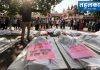 मोदी के बनारस में अभाविप का धरना छात्रों का ऐलान: धरना जारी रहेगा बीएचयू में धरना देते अभाविप कार्यकर्ता और प्रतीकात्मक शव बनकर लेटे छात्र
