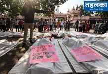 मोदी के बनारस में अभाविप का धरना छात्रों का ऐलान: धरना जारी रहेगा बीएचयू में धरना देते अभाविप कार्यकर्ता और प्रतीकात्मक शव बनकर लेटे छात्र