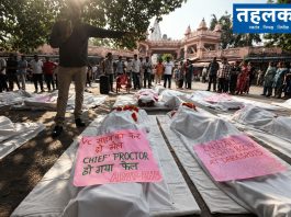 मोदी के बनारस में अभाविप का धरना छात्रों का ऐलान: धरना जारी रहेगा बीएचयू में धरना देते अभाविप कार्यकर्ता और प्रतीकात्मक शव बनकर लेटे छात्र