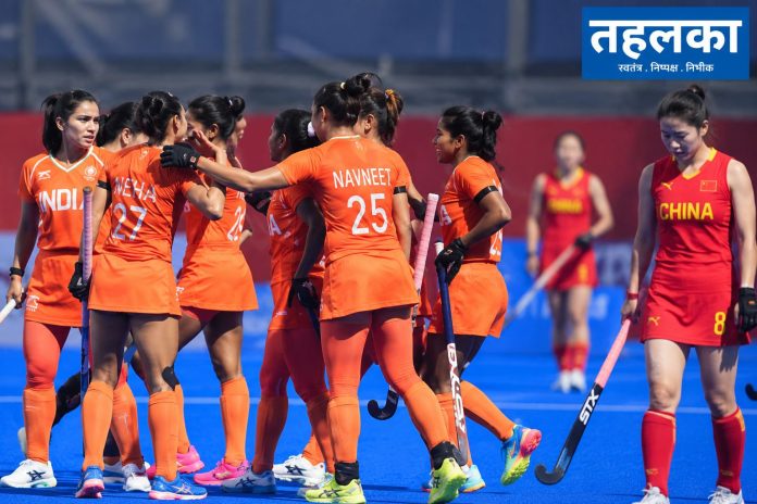 भारत की जश्न मनाती हॉकी टीम एशियन गेम्स 2026 में भारत और चीन के बीच महिला हॉकी के स्वर्ण पदक मुकाबले का प्रतिनिधि दृश्य